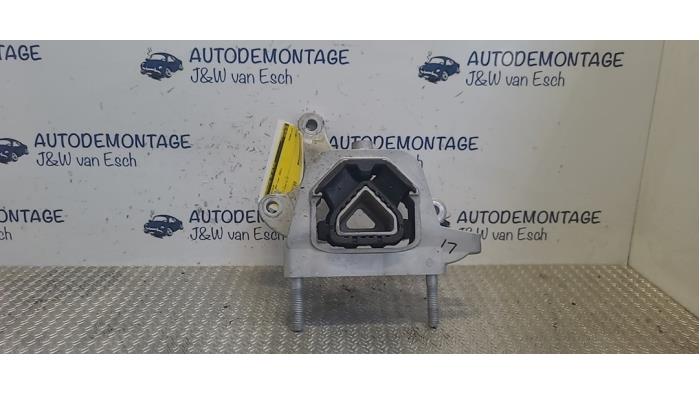 Used Engine mount Peugeot 208 II (UB/UH/UP) e-208 50 kWh Price € 60,50 Inclusive VAT offered by Autodemontage J&W van Esch