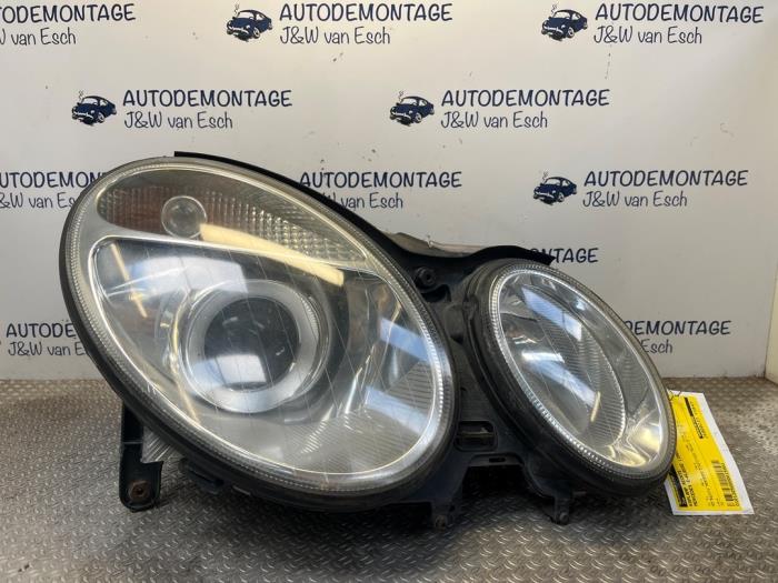 Używane Reflektor prawy Mercedes E (W211) 2.2 E-200 CDI 16V Cena € 181,50 Z VAT oferowane przez Autodemontage J&W van Esch