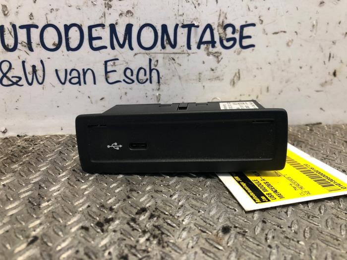 Begagnade USB-modul Mercedes A (177.0) 1.3 A-160 Turbo 16V Pris € 24,20 Inklusive moms erbjuds av Autodemontage J&W van Esch
