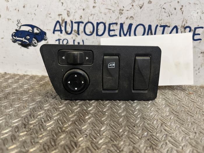 Usados Interruptor de retrovisor Dacia Spring Precio € 24,20 IVA incluido ofrecido por Autodemontage J&W van Esch