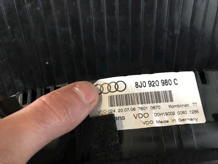 Cuentakilómetros de un Audi TT (8J3) 3.2 V6 24V Quattro 2008