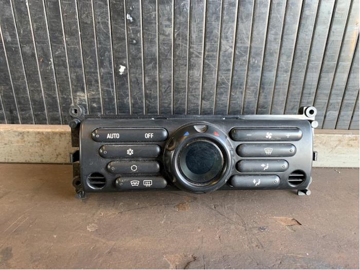Używane Panel climatronic Mini Mini Cooper S (R53) 1.6 16V Cena € 49,99 Procedura marży oferowane przez Autodemontage Gout