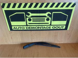 Używane Ramie wycieraczki tylnej Peugeot 107 1.0 12V Cena € 9,95 Procedura marży oferowane przez Autodemontage Gout