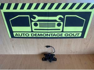 Używane Mechanizm zamka pokrywy silnika Renault Captur (2R) 0.9 Energy TCE 12V Cena € 19,95 Procedura marży oferowane przez Autodemontage Gout
