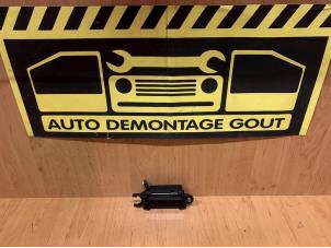 Używane Uchwyt drzwi prawych przednich wersja 4-drzwiowa Audi A8 (D2) 2.5 TDI V6 24V Cena € 9,95 Procedura marży oferowane przez Autodemontage Gout