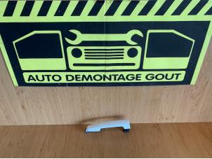 Usagé Poignée portière 4portes arrière gauche Peugeot 108 1.0 12V Prix € 9,95 Règlement à la marge proposé par Autodemontage Gout