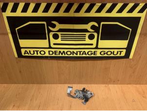 Usados Mecanismo de cerradura de capó Peugeot 107 1.0 12V Precio € 9,95 Norma de margen ofrecido por Autodemontage Gout