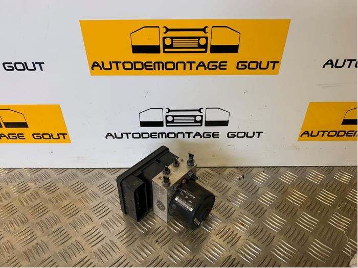 Używane Pompa ABS Audi TT Roadster (8N9) 3.2 V6 24V Quattro Cena € 75,00 Procedura marży oferowane przez Autodemontage Gout