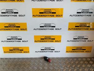 Usagé Bouton de warning Audi TT Roadster (8N9) 1.8 20V Turbo Prix € 79,99 Règlement à la marge proposé par Autodemontage Gout