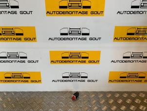 Usagé Commutateur éclairage d'urgence Volkswagen Golf V (1K1) 1.6 FSI 16V Prix € 9,95 Règlement à la marge proposé par Autodemontage Gout