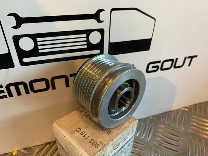 Alternator pulley from a Volkswagen Golf VI (5K1) 2.0 GTI 16V 2013
