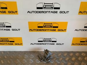 Usados Bisagra puerta izquierda delante Audi A4 Cabriolet (B6) 1.8 T 20V Precio € 29,99 Norma de margen ofrecido por Autodemontage Gout