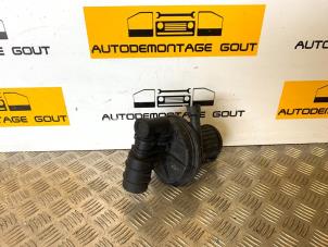 Usagé Pompe secondaire Volkswagen Golf V 4Motion (1K1) 3.2 R32 V6 24V Prix € 69,99 Règlement à la marge proposé par Autodemontage Gout