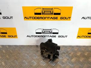 Używane Mechanizm blokady drzwi prawych przednich wersja 4-drzwiowa Seat Leon (1M1) 1.6 16V Cena € 19,99 Procedura marży oferowane przez Autodemontage Gout