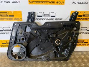 Używane Mechanizm szyby prawej przedniej wersja 4-drzwiowa Volkswagen Golf VI (5K1) 1.4 TSI 122 16V Cena € 25,00 Procedura marży oferowane przez Autodemontage Gout