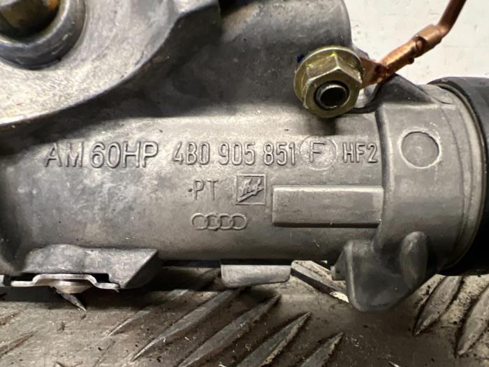 Cerradura de contacto y llave de un Audi TT (8N3) 3.2 V6 24V Quattro 2004