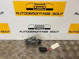 Usagé Serrure de contact + clé Audi TT (8N3) 3.2 V6 24V Quattro Prix € 45,00 Règlement à la marge proposé par Autodemontage Gout