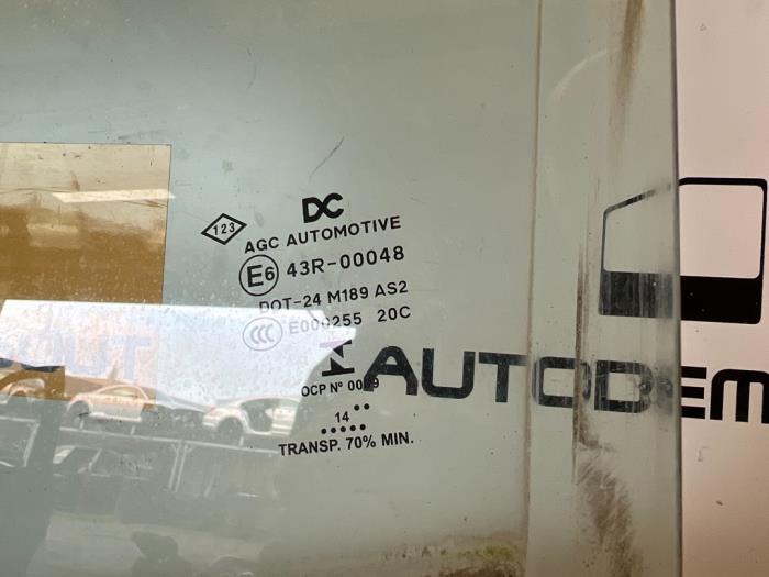 Door window 4-door, front left from a Renault Twingo III (AH) 0.9 Energy TCE 90 12V 2015