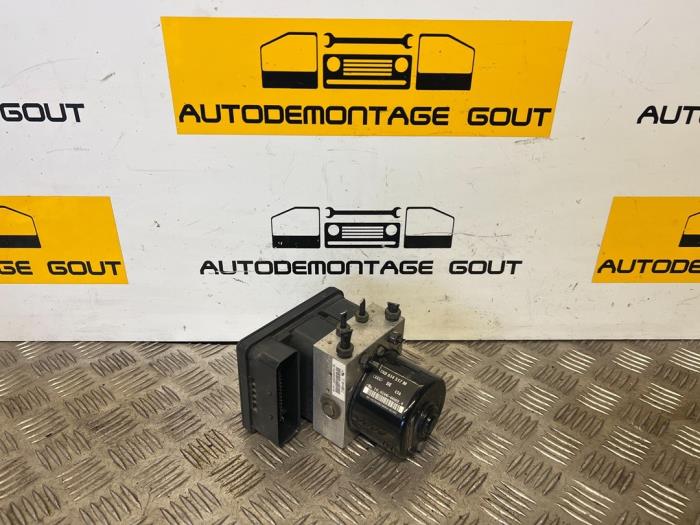 Używane Pompa ABS Audi TT (8N3) 3.2 V6 24V Quattro Cena € 89,99 Procedura marży oferowane przez Autodemontage Gout