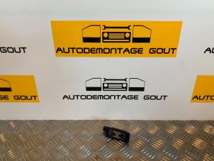 Używane Oswietlenie tablicy rejestracyjnej Peugeot 2008 (CU) 1.2 12V e-THP PureTech 110 Cena € 9,95 Procedura marży oferowane przez Autodemontage Gout