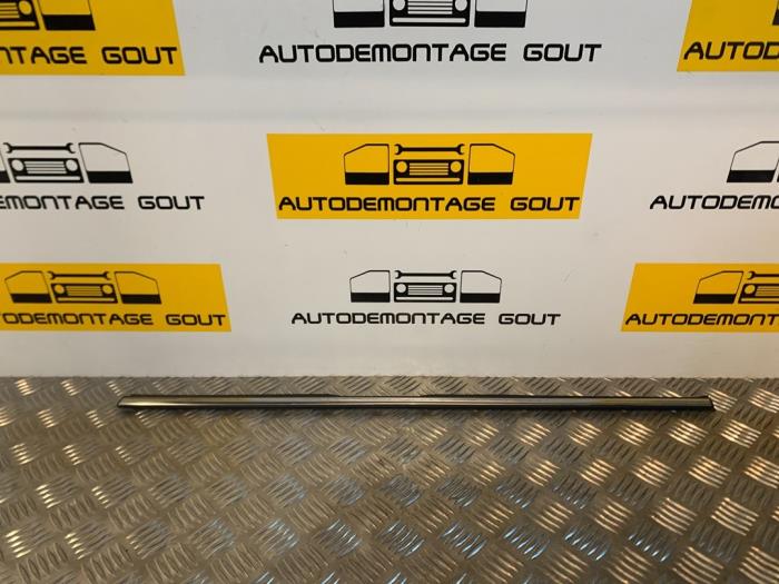 Usados Aleta de ventanilla Austin Mini Open (R52) Precio € 29,99 Norma de margen ofrecido por Autodemontage Gout