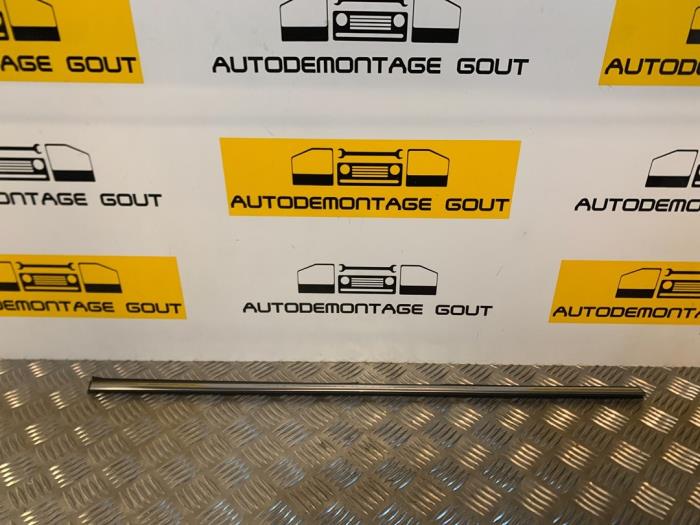 Usados Aleta de ventanilla Austin Mini Open (R52) Precio € 29,99 Norma de margen ofrecido por Autodemontage Gout