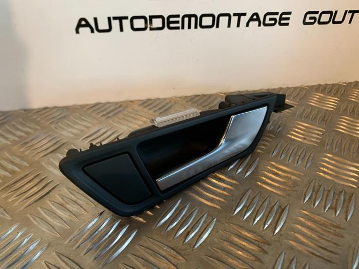Poignée portière 4portes avant droite d'un Audi Q5 (8RB)  2010