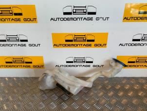 Używane Zbiornik spryskiwacza przód Volkswagen New Beetle (1Y7) Cena € 29,99 Procedura marży oferowane przez Autodemontage Gout