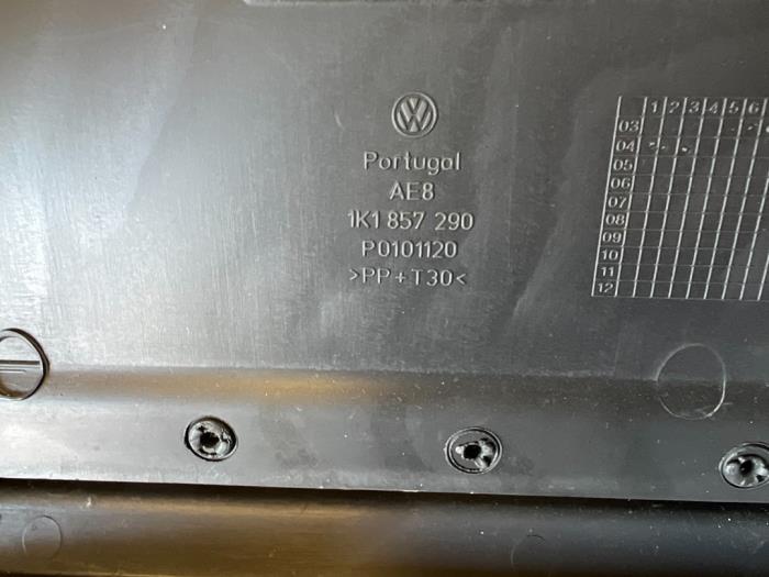 Glovebox from a Volkswagen Golf V (1K1) 1.4 FSI 16V 2004