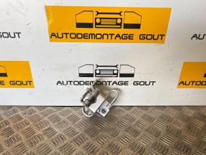 Usados Bisagra puerta derecha detrás Volkswagen Golf VI (5K1) 1.4 TSI 122 16V Precio € 24,99 Norma de margen ofrecido por Autodemontage Gout