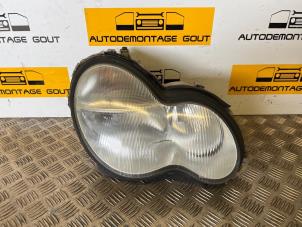 Używane Reflektor prawy Mercedes C Combi (S203) 1.8 C-180K 16V Cena € 29,99 Procedura marży oferowane przez Autodemontage Gout