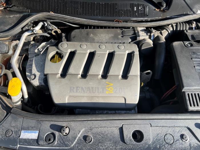 Engine from a Renault Megane II CC (EM) 2.0 16V 2004