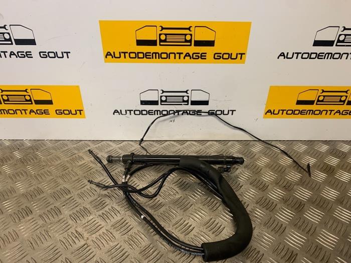Convertible roof hydraulic line from a Audi TT Roadster (8N9) 3.2 V6 24V Quattro 2004