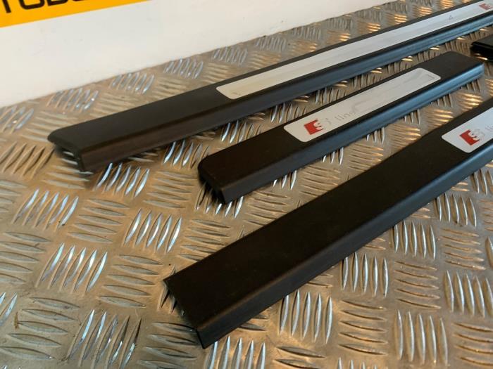Door sill left from a Audi A3 Sportback (8PA)  2010