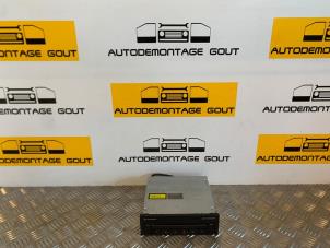 Używane Zmieniarka CD Volkswagen Golf V (1K1) Cena € 39,99 Procedura marży oferowane przez Autodemontage Gout