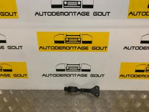 Used Rear door hinge, right Peugeot 108 Price € 9,99 Margin scheme offered by Autodemontage Gout