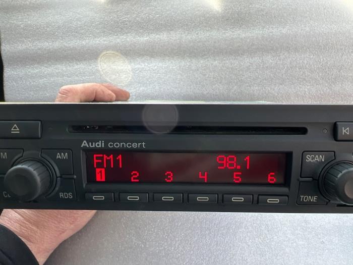 Radio CD player from a Audi TT Roadster (8N9)  2005