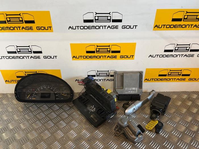 Used Ignition lock + computer Mercedes Vito (639.6) 2.2 115 CDI 16V Price € 649,99 Margin scheme offered by Autodemontage Gout