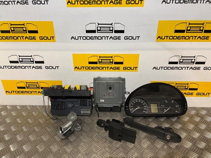 Used Ignition lock + computer Mercedes Vito (639.6) 2.2 109 CDI 16V Price € 599,99 Margin scheme offered by Autodemontage Gout