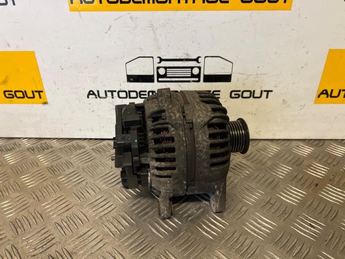 Dynamo van een Opel Vivaro 2.5 CDTI DPF 2010