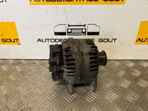Dynamo van een Opel Vivaro 2.5 CDTI DPF 2010