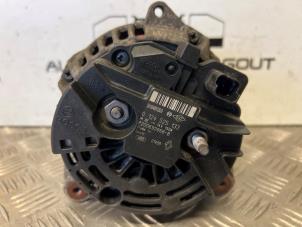 Dynamo van een Opel Vivaro 2.5 CDTI DPF 2010