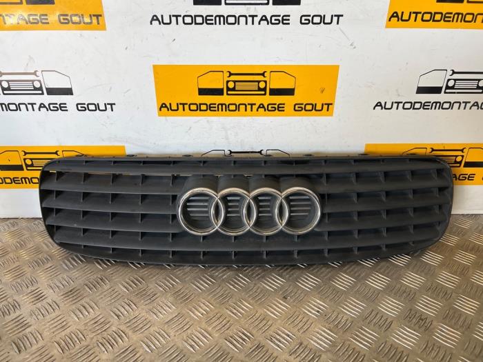 Używane Grill Audi TT Roadster (8N9) 1.8 20V Turbo Cena € 149,99 Procedura marży oferowane przez Autodemontage Gout