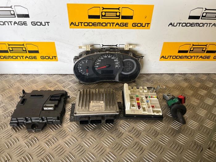 Used Ignition lock + computer Renault Kangoo Express (FW) 1.5 dCi 85 Price € 124,99 Margin scheme offered by Autodemontage Gout