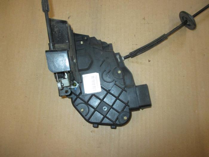 Front door lock mechanism 4-door, right Landrover Discovery III 2.7 TD ...