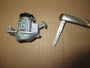 Used Door lock cylinder, left Landrover Discovery IV (LAS) Price € 78,65 Inclusive VAT offered by Garage Callant