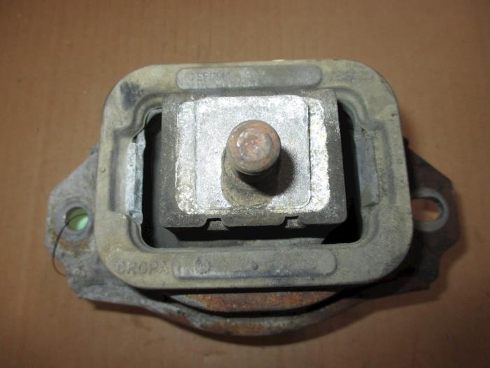 Engine mount from a Land Rover Discovery III (LAA/TAA)  2005