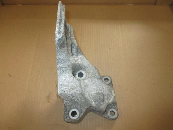Engine mount from a Land Rover Discovery III (LAA/TAA)  2005