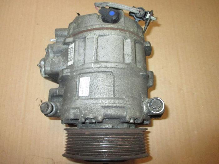 Air conditioning pump from a Land Rover Discovery III (LAA/TAA)  2005