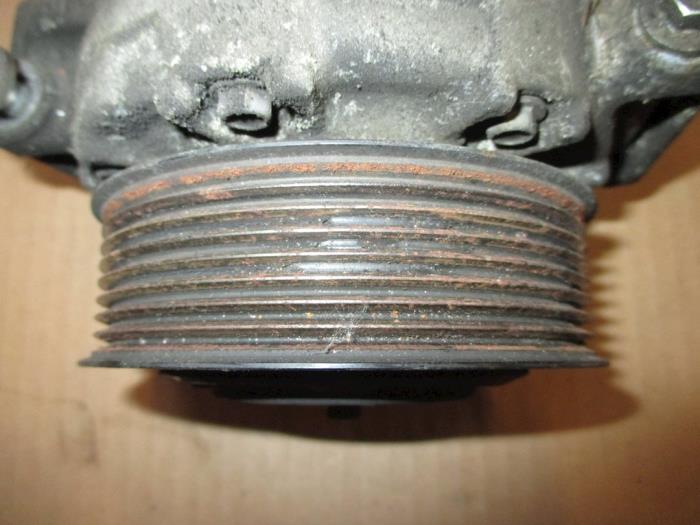Air conditioning pump from a Land Rover Discovery III (LAA/TAA)  2005